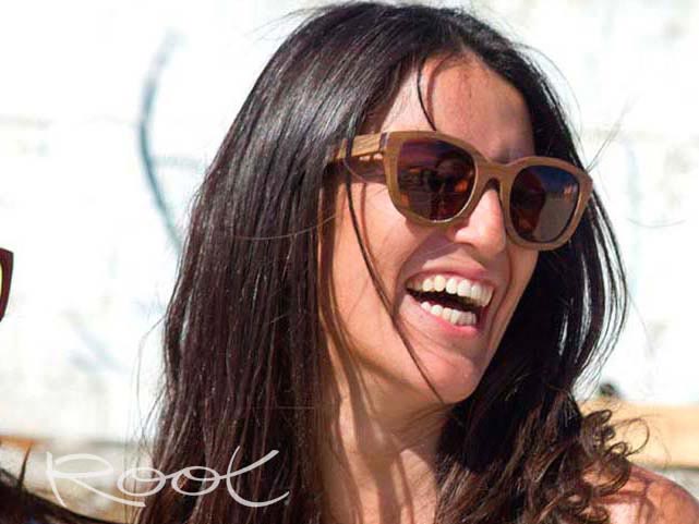 Gafas de Madera Natural de Ébano AUDREY. Las gafas de sol de madera Audrey están realizadas en ébano, Las Audrey son un modelo muy especial con un toque vintage la veta, color de la madera, sus formas y su tamaño conjugan a la perfección en personas a quienes les gustan los modelos algo dimensionados. Simplemente espectaculares. Medida frontal: 144x53mm Venta al Por Mayor y Detalle | Root Sunglasses® 