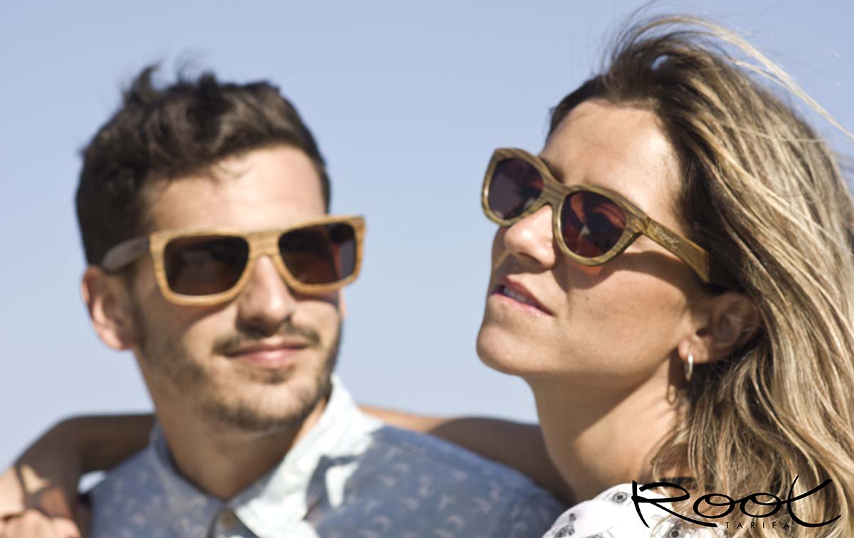 Gafas de Madera Natural de Lignum NOINA. Las gafas de sol de madera Noina están realizadas en madera Lignum la cual presenta un color avellana con tonos verdes y cuya veta no están tan marcada como en otros tipos de maderas. De formas sugerentes las Noina son una opción premium en una madera muy especial para usuarios exigentes. Medidas 142x50mm Venta al Por Mayor y Detalle | Root Sunglasses® 