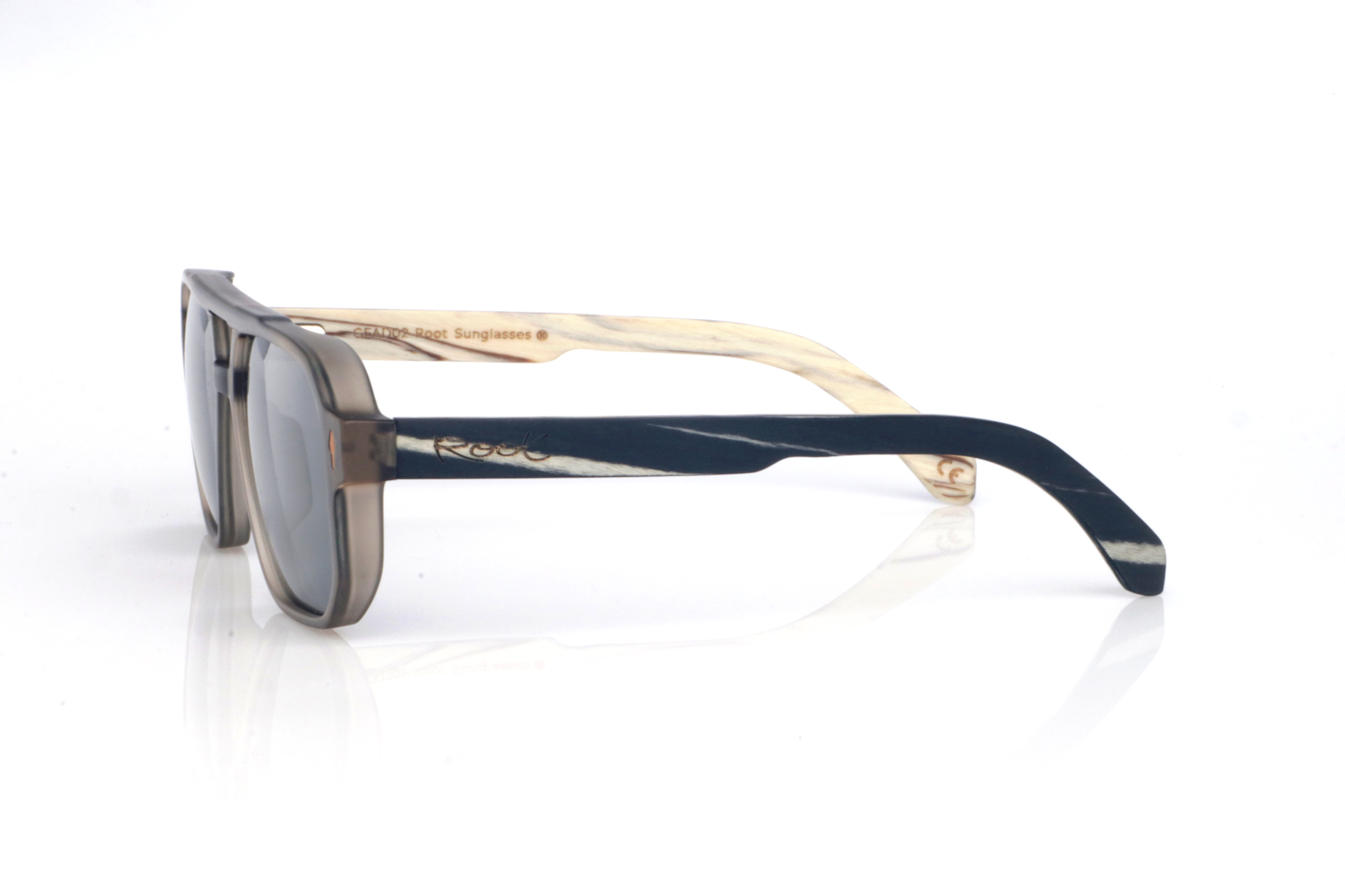 Wood eyewear of Walnut AUSTIN. The wooden sunglasses AUSTIN combine a navigator-inspired design with bold lines and walnut temples, a warm wood with a highly expressive grain that delivers a natural, authentic finish. Their balanced structure offers a solid presence without sacrificing comfort, thanks to the lightweight build and the curve of the temples, which helps provide a stable fit for everyday wear. A versatile, timeless model with a distinctive handcrafted touch and **full UV protection**.

Dimensions: 145x48 mm
Caliber: 54
 for Wholesale & Retail | Root Sunglasses® 