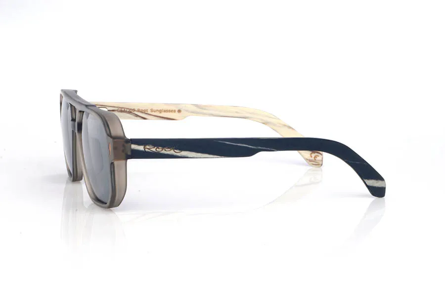 Gafas de Madera Natural de Walnut AUSTIN. Las gafas de sol de madera AUSTIN combinan un diseño tipo *navigator* de líneas marcadas con **patillas de nogal (walnut)**, una madera cálida y con una veta muy expresiva que aporta un acabado natural y auténtico. Su estructura equilibrada ofrece una presencia sólida sin perder comodidad, gracias a la ligereza del conjunto y a la curvatura de las patillas, que favorece un ajuste estable para el uso diario. Un modelo versátil y atemporal, con un punto artesanal muy reconocible y **protección completa frente a los rayos UV**.

Dimensiones: 145X48mm
Calibre: 54

 Venta al Por Mayor y Detalle | Root Sunglasses® 