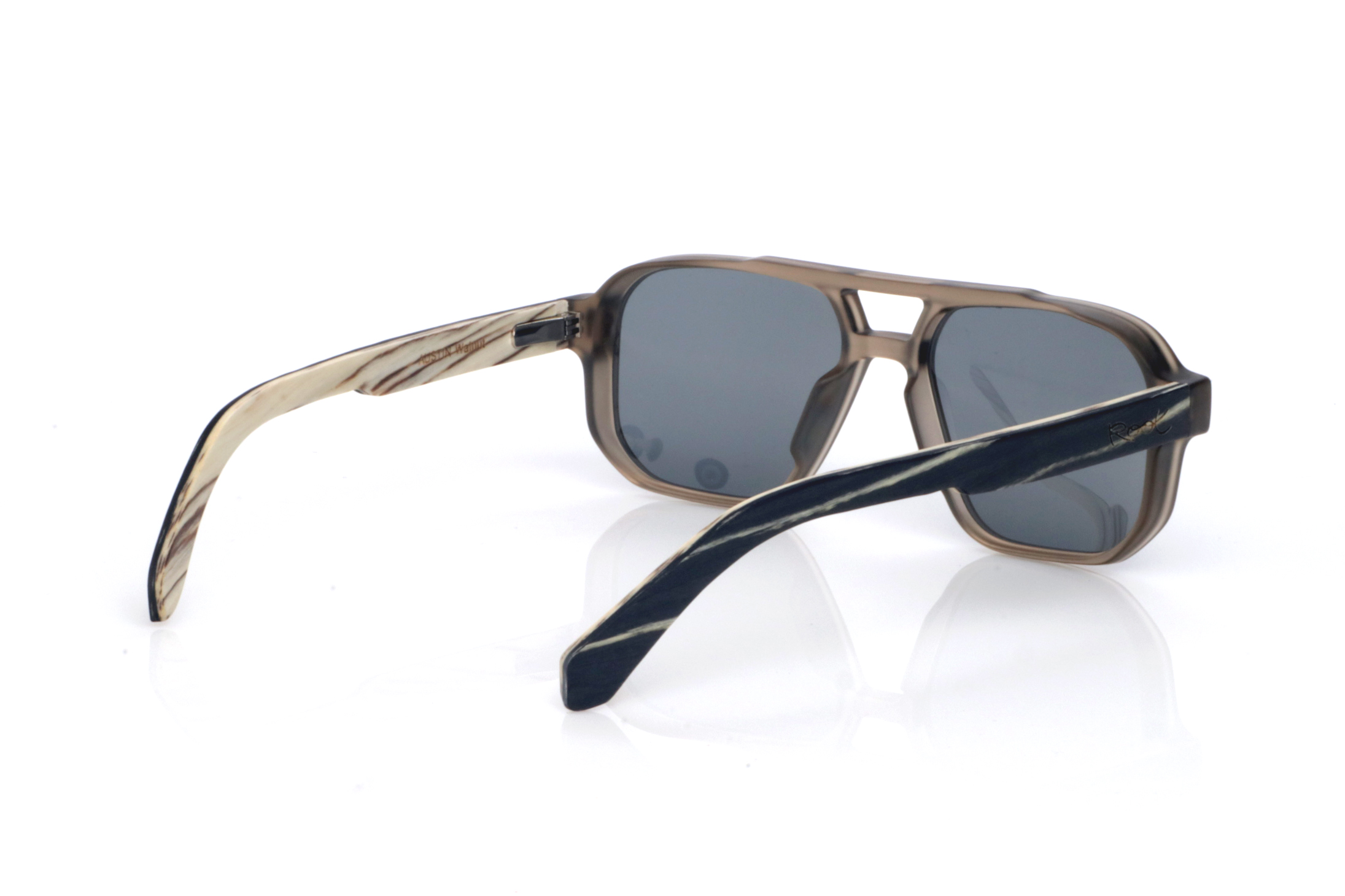 Wood eyewear of Walnut AUSTIN. The wooden sunglasses AUSTIN combine a navigator-inspired design with bold lines and walnut temples, a warm wood with a highly expressive grain that delivers a natural, authentic finish. Their balanced structure offers a solid presence without sacrificing comfort, thanks to the lightweight build and the curve of the temples, which helps provide a stable fit for everyday wear. A versatile, timeless model with a distinctive handcrafted touch and **full UV protection**.

Dimensions: 145x48 mm
Caliber: 54
 for Wholesale & Retail | Root Sunglasses® 