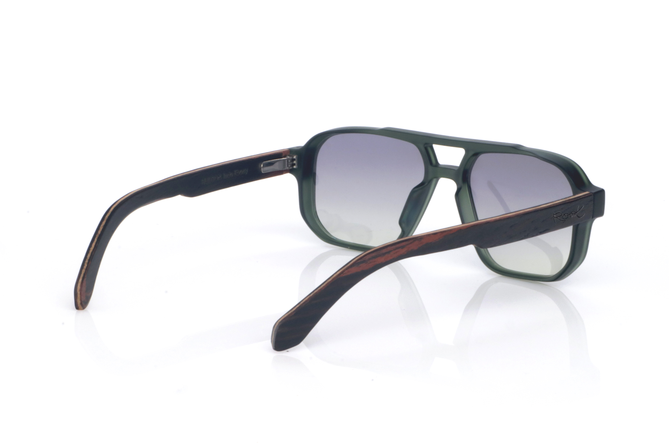 Wood eyewear of Ebony HUDSON. The wooden sunglasses HUDSON combine a navigator-inspired design with bold lines, featuring a deep green front and ebony temples, a dark and elegant wood that adds a refined handcrafted finish and a subtle grain. Their balanced structure delivers a strong presence without sacrificing comfort, thanks to the lightweight build and the curve of the temples, which helps provide a stable fit for everyday wear. A modern, timeless model with plenty of character, designed for daily use, with full UV protection.

Dimensions: 147x48 mm
Caliber: 54
 for Wholesale & Retail | Root Sunglasses® 