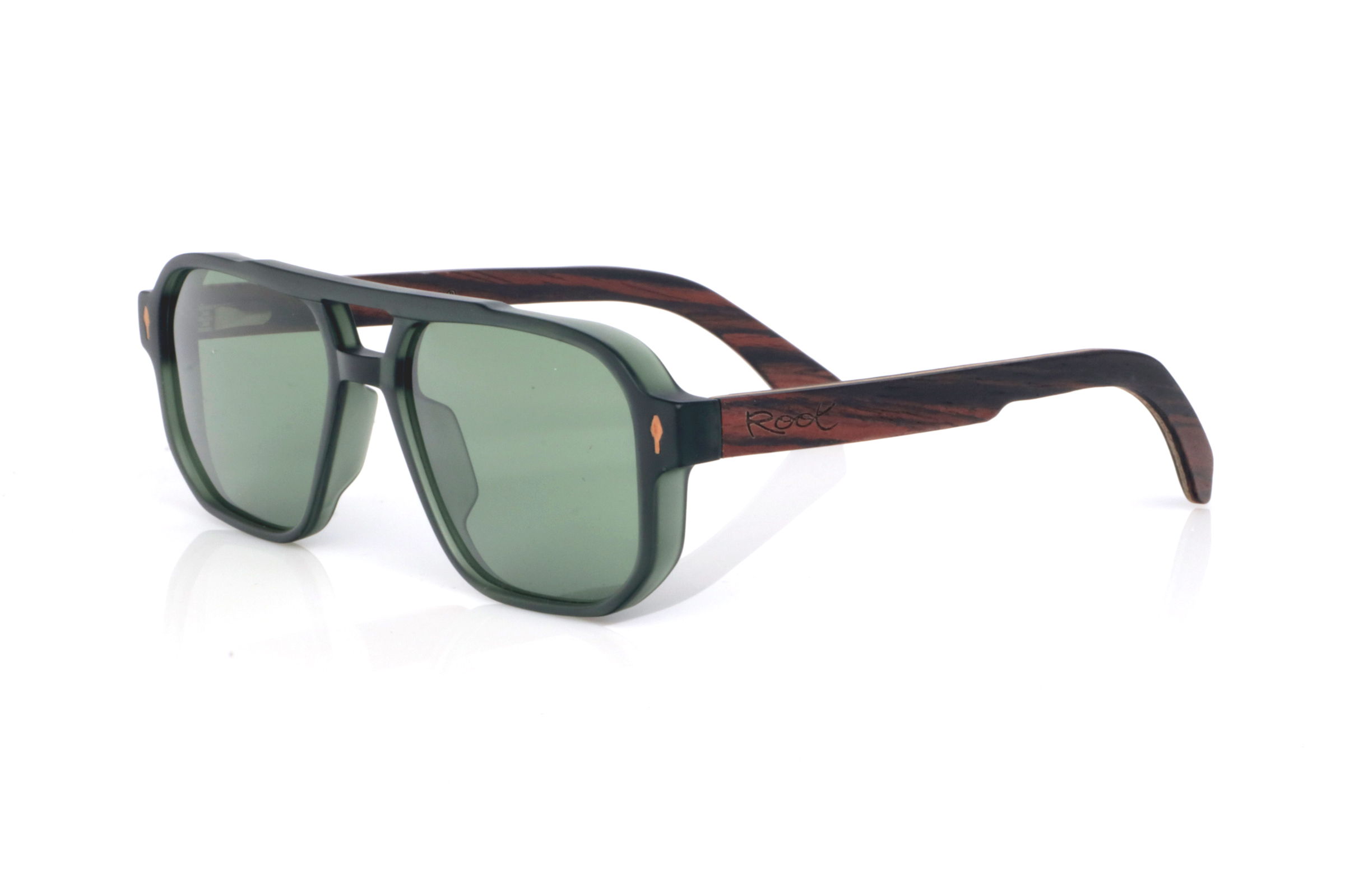 Wood eyewear of Ebony modelo HUDSON. The wooden sunglasses HUDSON combine a navigator-inspired design with bold lines, featuring a deep green front and ebony temples, a dark and elegant wood that adds a refined handcrafted finish and a subtle grain. Their balanced structure delivers a strong presence without sacrificing comfort, thanks to the lightweight build and the curve of the temples, which helps provide a stable fit for everyday wear. A modern, timeless model with plenty of character, designed for daily use, with full UV protection.

Dimensions: 147x48 mm
Caliber: 54
 | Root Sunglasses® 