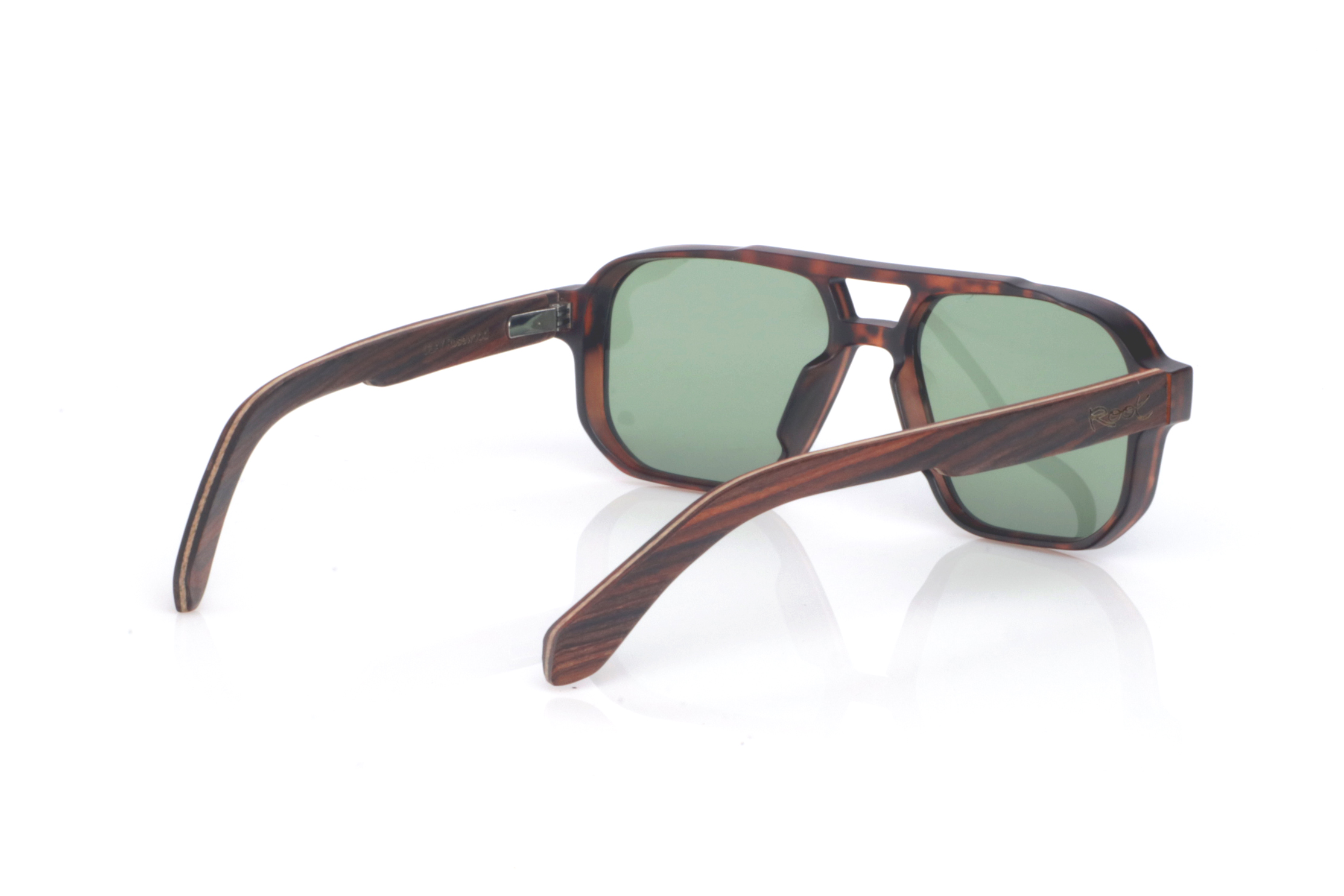 Wood eyewear of Rosewood CLAY. The wooden sunglasses CLAY combine a navigator-inspired design with bold lines and a tortoiseshell-finish front, delivering a warm look full of personality. Their rosewood temples stand out for their pronounced grain and deep tone, giving the whole frame an elegant, handcrafted character. The structure feels solid yet comfortable, thanks to the lightweight design and the curve of the temples, which helps maintain a stable fit for everyday wear. A modern, timeless model designed for daily use, with full UV protection.

Dimensions: 147x48 mm
Caliber: 54
 for Wholesale & Retail | Root Sunglasses® 