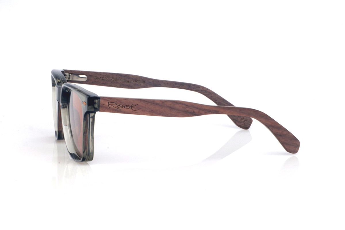 Wood eyewear of Norway OWEN. The OWEN wooden sunglasses combine a clean, contemporary silhouette with a translucent smoke-grey front that feels light and modern. Its Norway wood temples add a warm, handcrafted touch, with a natural grain that makes each pair subtly unique. The frame is designed for everyday comfort thanks to its lightweight feel and the gentle curve of the temples, which helps keep a stable fit throughout the day. A versatile, timeless model with full UV protection.

Dimensiones: 145x47 mm
Calibre: 52 for Wholesale & Retail | Root Sunglasses® 