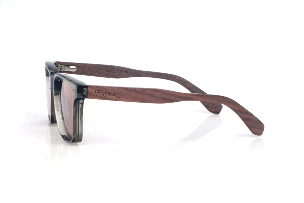 Wood eyewear of Norway OWEN. The OWEN wooden sunglasses combine a clean, contemporary silhouette with a translucent smoke-grey front that feels light and modern. Its Norway wood temples add a warm, handcrafted touch, with a natural grain that makes each pair subtly unique. The frame is designed for everyday comfort thanks to its lightweight feel and the gentle curve of the temples, which helps keep a stable fit throughout the day. A versatile, timeless model with full UV protection.

Dimensiones: 145x47 mm
Calibre: 52 for Wholesale & Retail | Root Sunglasses® 