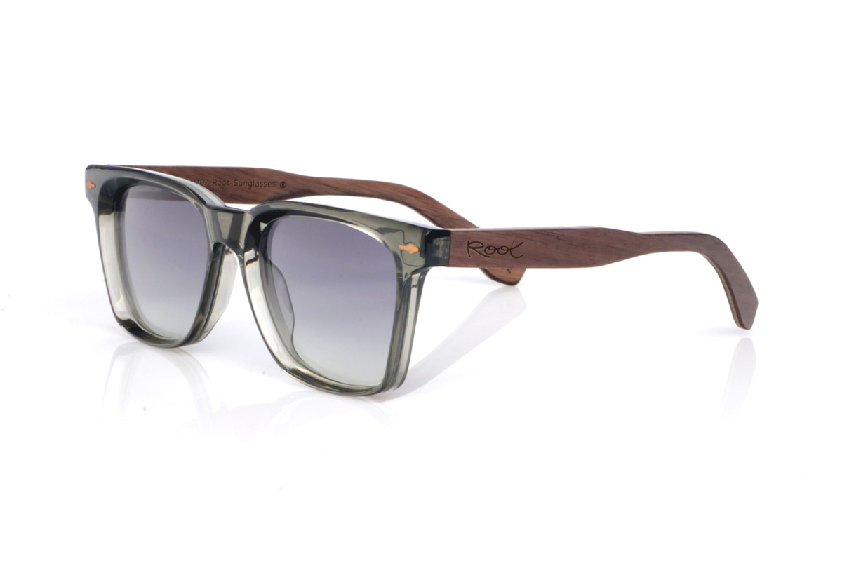 Wood eyewear of Norway modelo OWEN. The OWEN wooden sunglasses combine a clean, contemporary silhouette with a translucent smoke-grey front that feels light and modern. Its Norway wood temples add a warm, handcrafted touch, with a natural grain that makes each pair subtly unique. The frame is designed for everyday comfort thanks to its lightweight feel and the gentle curve of the temples, which helps keep a stable fit throughout the day. A versatile, timeless model with full UV protection.

Dimensiones: 145x47 mm
Calibre: 52 | Root Sunglasses® 