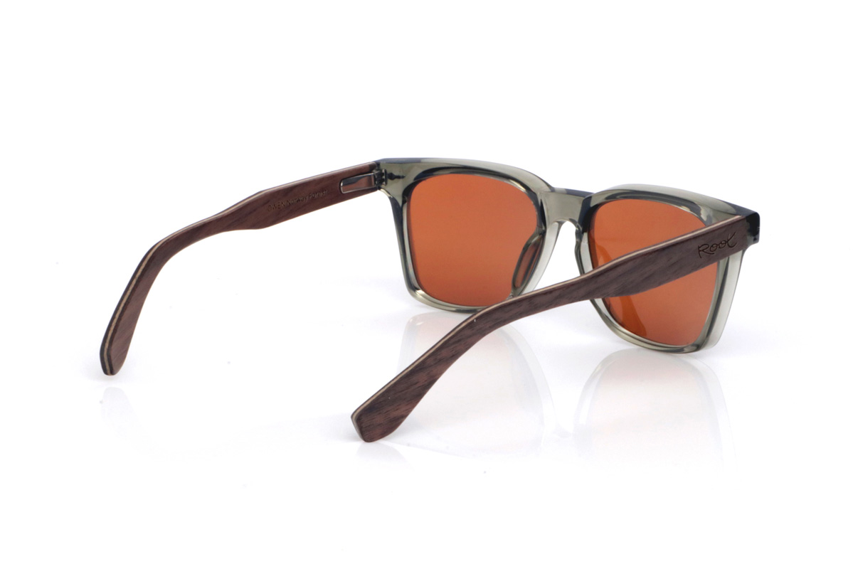 Wood eyewear of Norway OWEN. The OWEN wooden sunglasses combine a clean, contemporary silhouette with a translucent smoke-grey front that feels light and modern. Its Norway wood temples add a warm, handcrafted touch, with a natural grain that makes each pair subtly unique. The frame is designed for everyday comfort thanks to its lightweight feel and the gentle curve of the temples, which helps keep a stable fit throughout the day. A versatile, timeless model with full UV protection.

Dimensiones: 145x47 mm
Calibre: 52 for Wholesale & Retail | Root Sunglasses® 