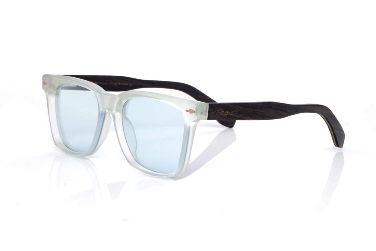 Wood eyewear of Oak modelo CAMDEM B. The CAMDEM B wooden sunglasses combine a modern, square silhouette with a translucent crystal-toned front that feels light and bright, creating a clean and contemporary look. The oak temples add warmth and an artisanal touch thanks to their natural grain, offering an elegant contrast with the front finish. Designed for everyday wear, the frame is comfortable and lightweight, with a temple curve that helps keep a stable fit. A versatile, timeless model with full UV protection.

Dimensions: 145x47 mm
Lens width: 52
 | Root Sunglasses® 