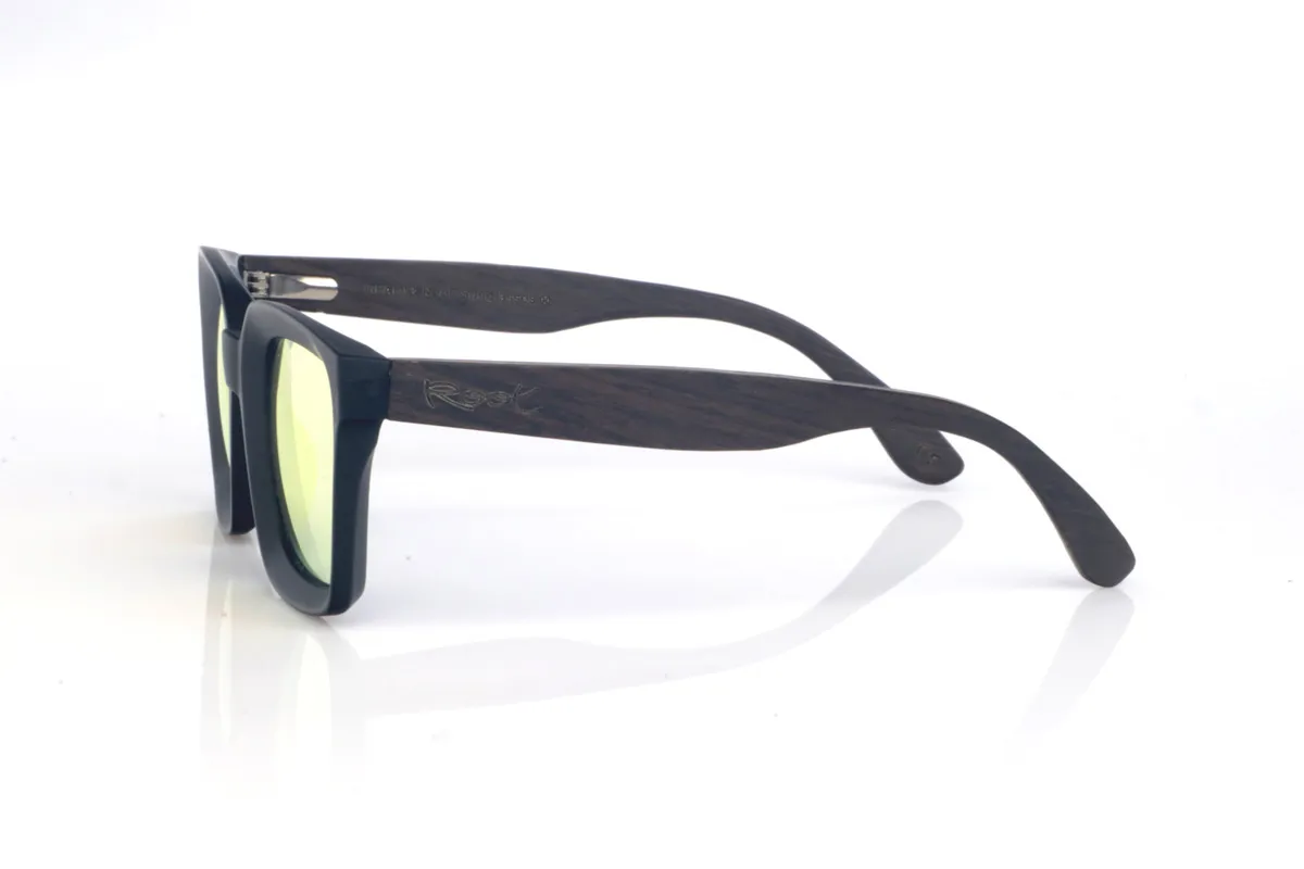 Gafas de Madera Natural de Roble ASH 2. Las gafas de sol de madera ASH 2 apuestan por un frontal negro de líneas limpias y un aire “bold” que se nota nada más ponértelas con su forma cuadrada suave pero potente.
El contraste llega con las patillas de roble, que aportan calidez y ese toque orgánico. La madera se ve y se siente: veta natural, perfil  y una curvatura que ayuda a que asienten bien, dando una sensación de estabilidad. Protección completa frente a los rayos UV.

Medidas: 148x50
Calibre: 51
 Venta al Por Mayor y Detalle | Root Sunglasses® 
