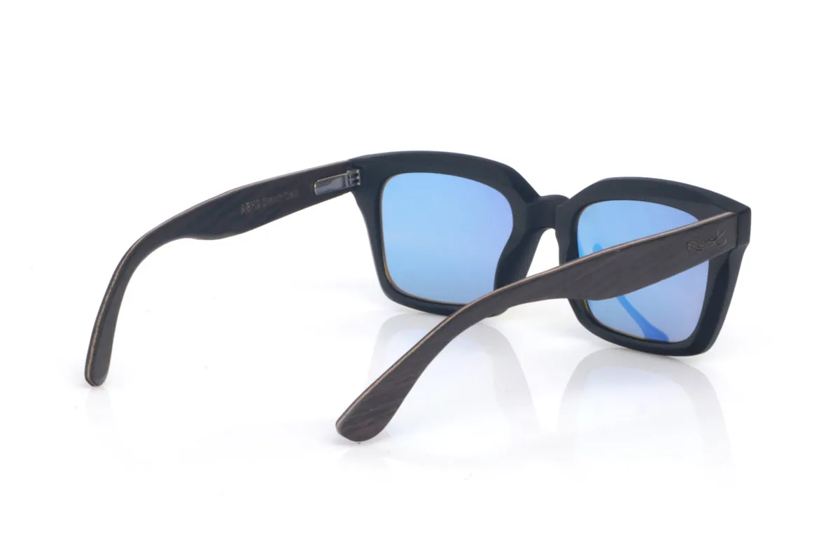 Gafas de Madera Natural de Roble ASH 2. Las gafas de sol de madera ASH 2 apuestan por un frontal negro de líneas limpias y un aire “bold” que se nota nada más ponértelas con su forma cuadrada suave pero potente.
El contraste llega con las patillas de roble, que aportan calidez y ese toque orgánico. La madera se ve y se siente: veta natural, perfil  y una curvatura que ayuda a que asienten bien, dando una sensación de estabilidad. Protección completa frente a los rayos UV.

Medidas: 148x50
Calibre: 51
 Venta al Por Mayor y Detalle | Root Sunglasses® 