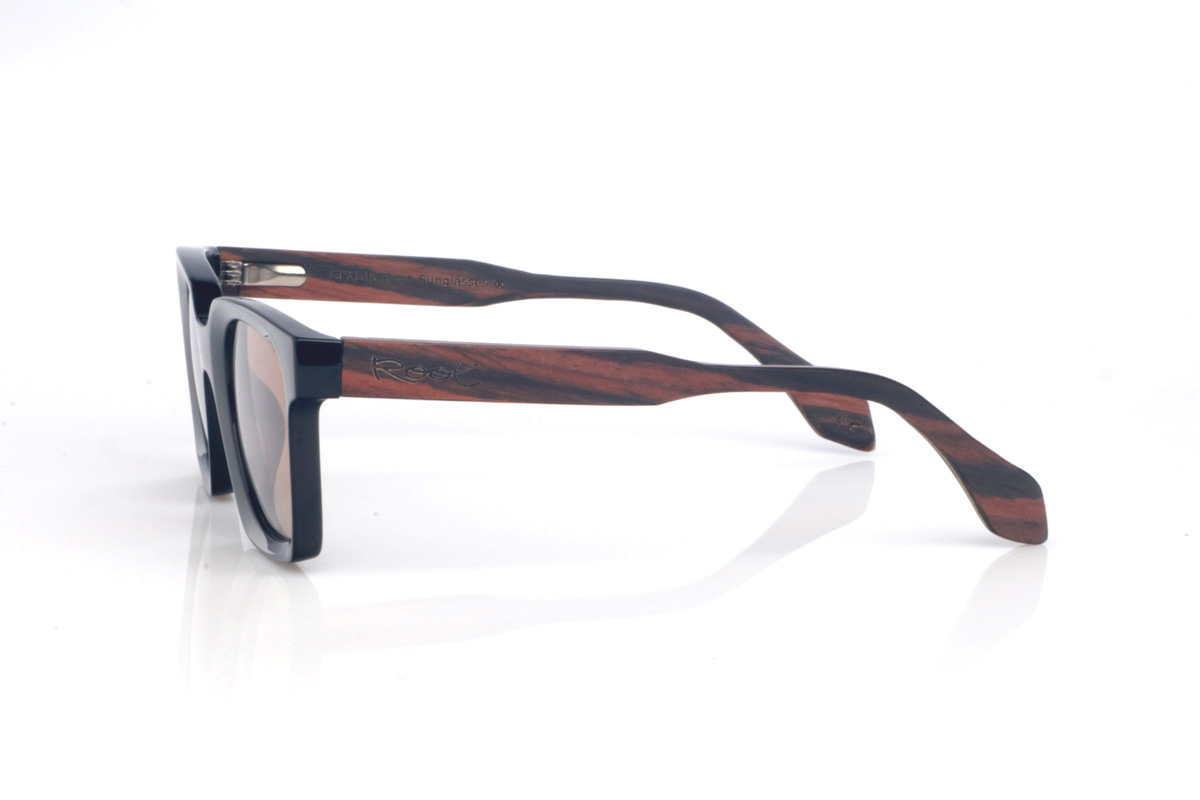 Gafas de Madera Natural de Ébano REEDUS. Las gafas de sol de madera REEDUS combinan un frontal negro profundo, de acabado brillante y líneas limpias, con una silueta rectangular de esquinas suavizadas que queda muy equilibrada en la cara. El puente tiene una curva marcada en la parte superior que le da un toque distintivo sin salir de un estilo clásico y muy ponible.  Varillas de ébano, elegantes y con veta natural visible según la pieza. Las REEDUS son un modelo cómodo, estable y muy versátil, con protección completa frente a los rayos UV.

Dimensiones: 142x47
Calibre: 47
 Venta al Por Mayor y Detalle | Root Sunglasses® 