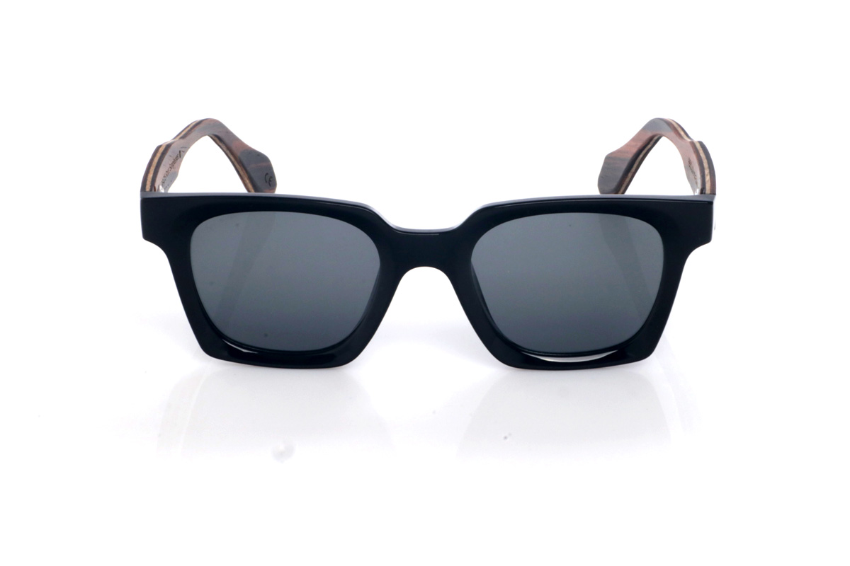 Gafas de Madera Natural de Ébano REEDUS. Las gafas de sol de madera REEDUS combinan un frontal negro profundo, de acabado brillante y líneas limpias, con una silueta rectangular de esquinas suavizadas que queda muy equilibrada en la cara. El puente tiene una curva marcada en la parte superior que le da un toque distintivo sin salir de un estilo clásico y muy ponible.  Varillas de ébano, elegantes y con veta natural visible según la pieza. Las REEDUS son un modelo cómodo, estable y muy versátil, con protección completa frente a los rayos UV.

Dimensiones: 142x47
Calibre: 47
 Venta al Por Mayor y Detalle | Root Sunglasses® 