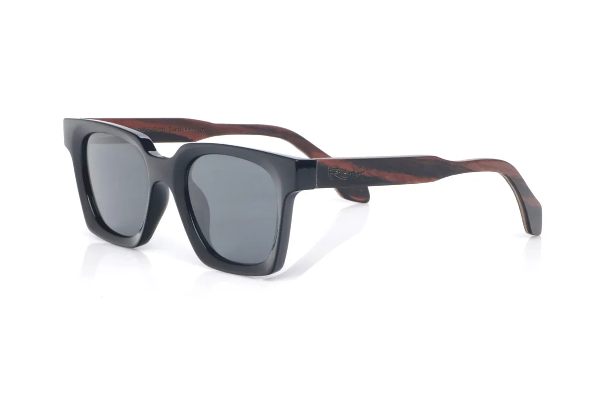 Gafas de Madera Natural de Ébano modelo REEDUS. Las gafas de sol de madera REEDUS combinan un frontal negro profundo, de acabado brillante y líneas limpias, con una silueta rectangular de esquinas suavizadas que queda muy equilibrada en la cara. El puente tiene una curva marcada en la parte superior que le da un toque distintivo sin salir de un estilo clásico y muy ponible.  Varillas de ébano, elegantes y con veta natural visible según la pieza. Las REEDUS son un modelo cómodo, estable y muy versátil, con protección completa frente a los rayos UV.

Dimensiones: 142x47
Calibre: 47
 | Root Sunglasses® 