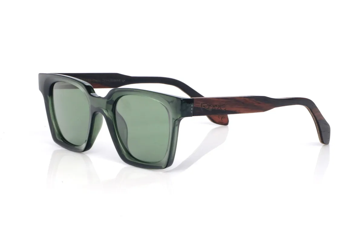 Gafas de Madera Natural de Ébano modelo SEREN. Las gafas de sol de madera SEREN destacan por su frontal translúcido en tono verde profundo, con un acabado brillante y un diseño rectangular de esquinas suavizadas que resulta muy equilibrado y fácil de llevar. Los colores elegidos en las lentes refuerzan ese look natural y relajado, con un punto muy mediterráneo, ideal para combinar con todo sin perder personalidad.
Las varillas de ébano aportan el contraste elegante de la madera oscura, con vetas sutiles que hacen que cada pieza tenga matices propios. Un modelo cómodo y estable para el día a día, con protección completa frente a los rayos UV.

Dimensiones: 140x46
Calibre: 48 | Root Sunglasses® 