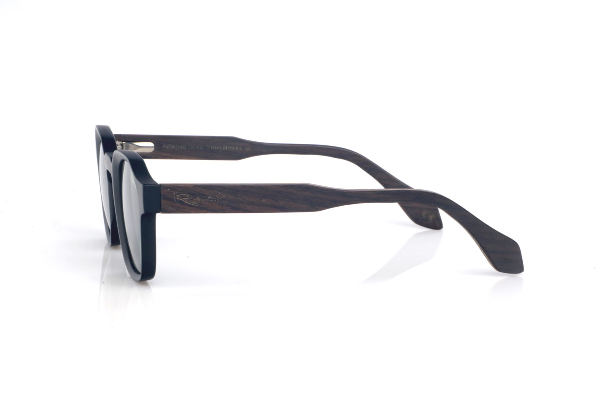 Wood eyewear of Oak LARK. The LARK wooden sunglasses combine a matte black front with clean lines and a soft-touch feel, paired with a well-balanced, timeless rounded-oval shape. The design stands out thanks to its straight bridge with a subtle upper step, adding character without feeling too much, and the right amount of thickness to give presence while keeping a light, modern look.

Black oak temples add the natural contrast of dark wood, with a discreet and elegant grain that makes each pair slightly unique. A comfortable and highly versatile model for everyday wear, with full UV protection.

Dimensions: 145x46 mm
Lens width: 46
 for Wholesale & Retail | Root Sunglasses® 
