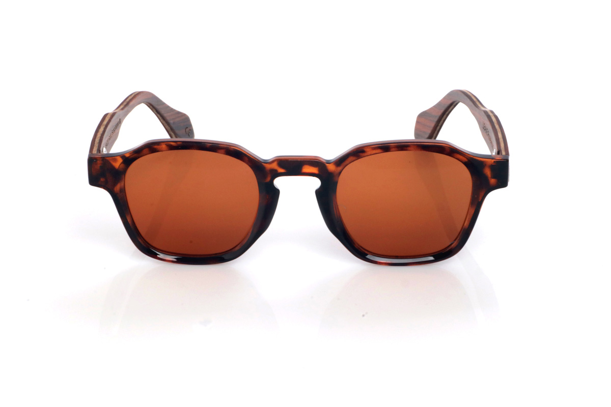 Gafas de Madera Natural de Palisandro LEAVE. Las gafas de sol de madera LEAVE combinan un frontal efecto carey en tonos cálidos, con un diseño redondeado-ovalado de líneas suaves que resulta muy equilibrado y atemporal. El puente tipo keyhole aporta un guiño clásico que le da personalidad, manteniendo un estilo fácil de llevar y muy combinable.

Las varillas de palisandro añaden un toque artesanal y elegante, con una veta natural visible que hace que cada pieza tenga matices propios. Un modelo cómodo y versátil para el día a día, con protección completa frente a los rayos UV.

Dimensiones: 144x46
Calibre: 46
 Venta al Por Mayor y Detalle | Root Sunglasses® 