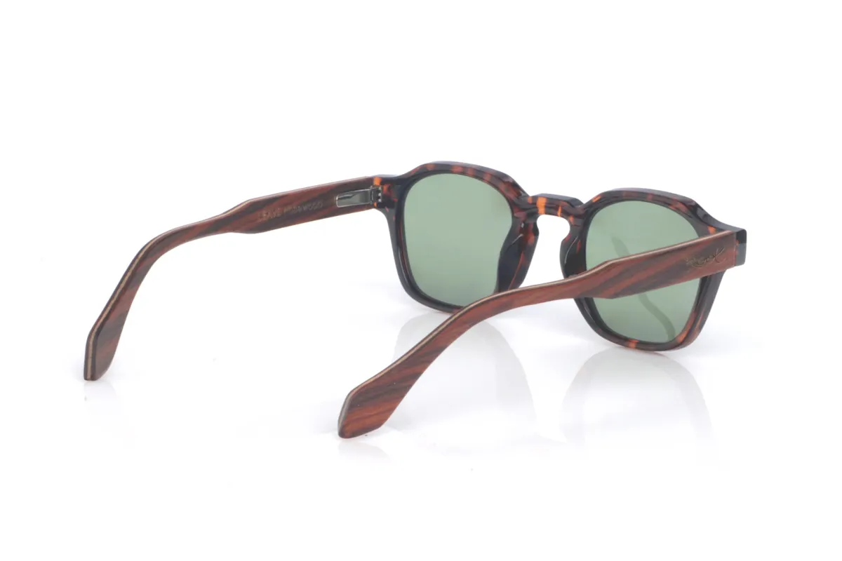Gafas de Madera Natural de Palisandro LEAVE. Las gafas de sol de madera LEAVE combinan un frontal efecto carey en tonos cálidos, con un diseño redondeado-ovalado de líneas suaves que resulta muy equilibrado y atemporal. El puente tipo keyhole aporta un guiño clásico que le da personalidad, manteniendo un estilo fácil de llevar y muy combinable.

Las varillas de palisandro añaden un toque artesanal y elegante, con una veta natural visible que hace que cada pieza tenga matices propios. Un modelo cómodo y versátil para el día a día, con protección completa frente a los rayos UV.

Dimensiones: 144x46
Calibre: 46
 Venta al Por Mayor y Detalle | Root Sunglasses® 