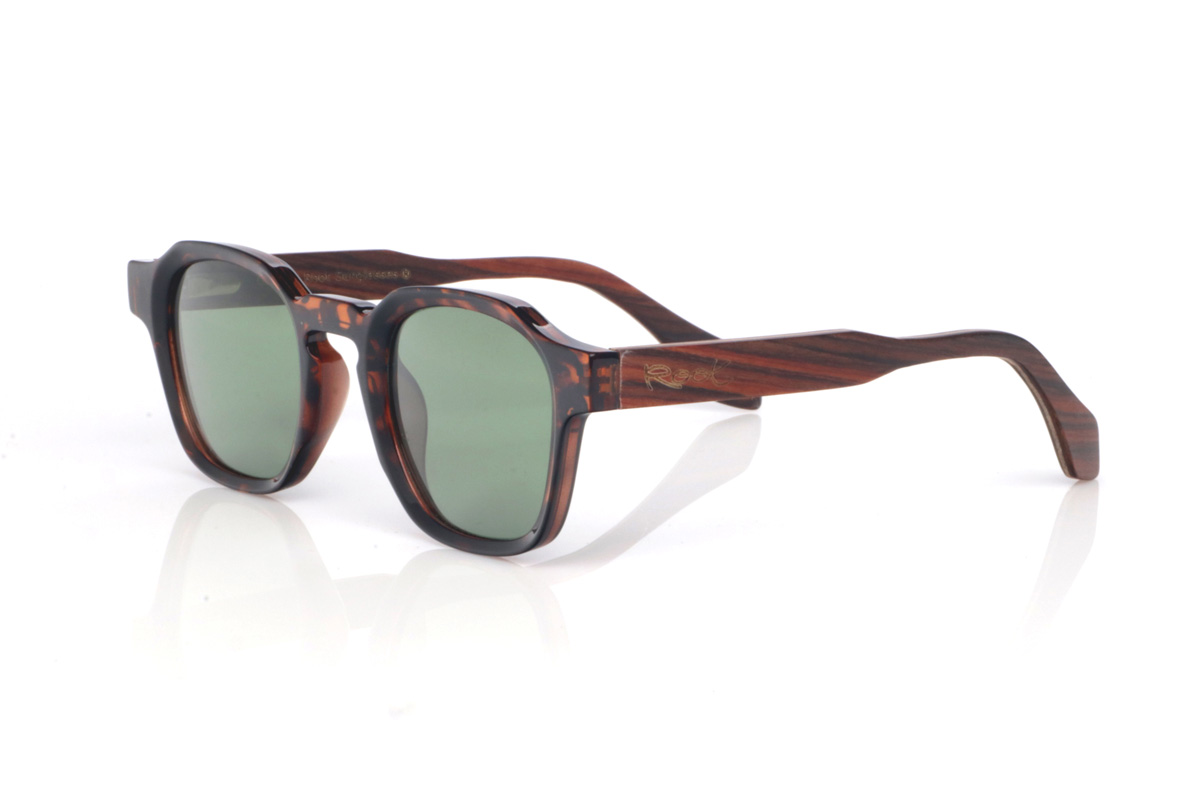 Gafas de Madera Natural de Palisandro LEAVE. Las gafas de sol de madera LEAVE combinan un frontal efecto carey en tonos cálidos, con un diseño redondeado-ovalado de líneas suaves que resulta muy equilibrado y atemporal. El puente tipo keyhole aporta un guiño clásico que le da personalidad, manteniendo un estilo fácil de llevar y muy combinable.

Las varillas de palisandro añaden un toque artesanal y elegante, con una veta natural visible que hace que cada pieza tenga matices propios. Un modelo cómodo y versátil para el día a día, con protección completa frente a los rayos UV.

Dimensiones: 144x46
Calibre: 46
 Venta al Por Mayor y Detalle | Root Sunglasses® 