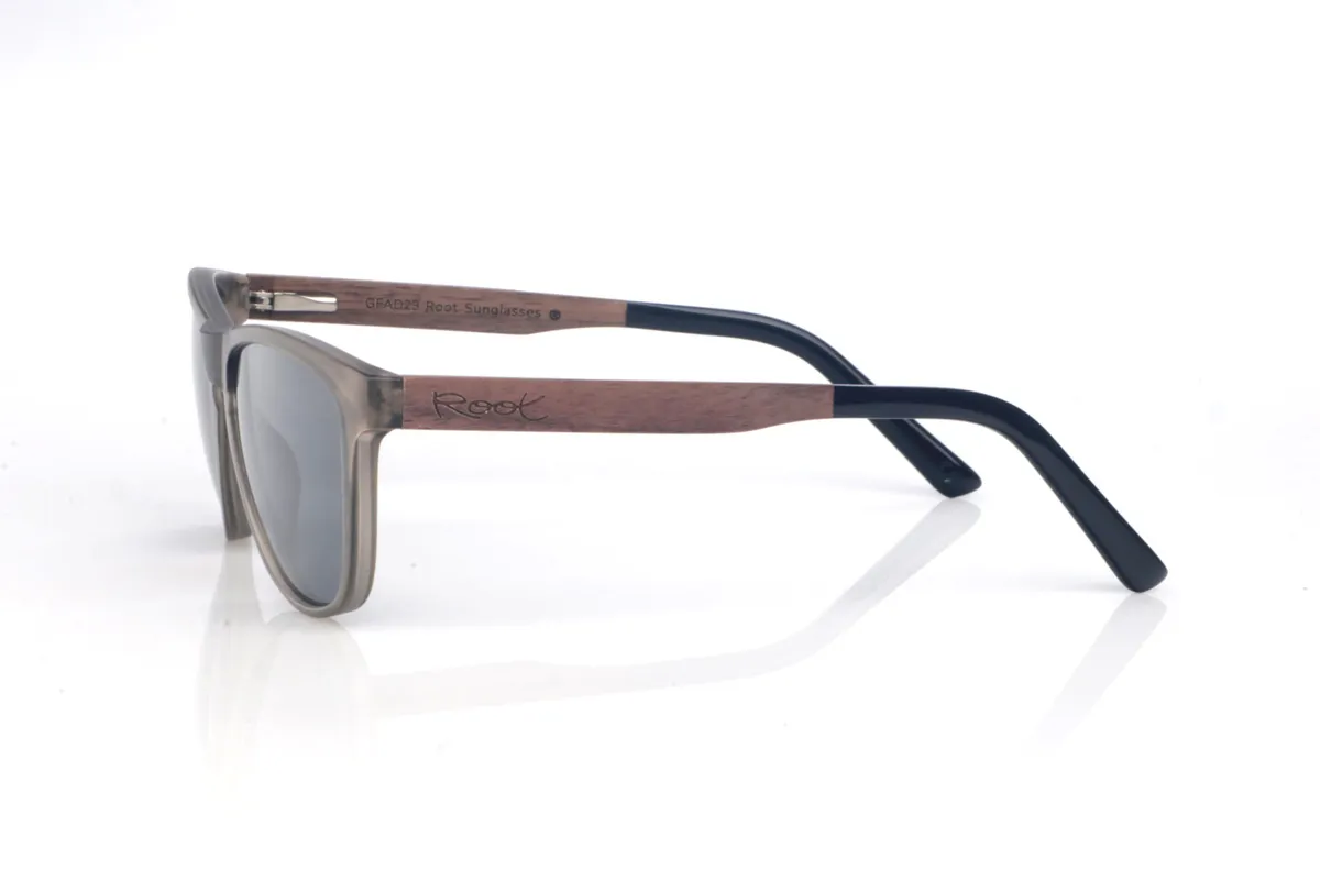 Gafas de Madera Natural de Walnut DECLAN. Las gafas de sol de madera DECLAN combinan un frontal translúcido en tono humo/arena, muy ligero y elegante, con una silueta suavemente envolvente que resulta cómoda y favorecedora. El diseño mantiene líneas limpias y un contorno estilizado, con una forma entre rectangular y ovalada que se adapta muy bien a distintos tipos de rostro. El puente con abertura suave añade un toque clásico, manteniendo un estilo moderno y fácil de llevar.

Las varillas de madera walnut y acetato aportan calidez y un acabado natural con vetas sutiles, dando a cada pieza un carácter propio. Un modelo versátil para el día a día, con protección completa frente a los rayos UV.

Dimensiones: 141x49
Calibre: 54
 Venta al Por Mayor y Detalle | Root Sunglasses® 