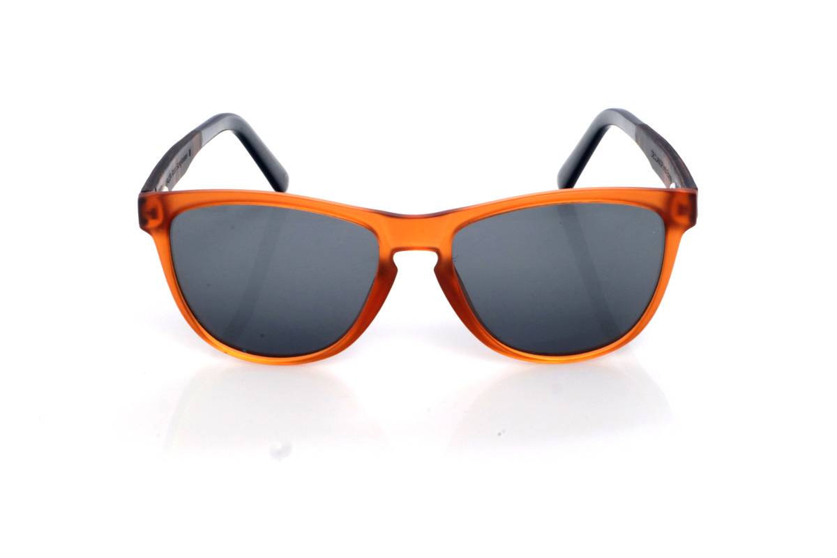 Gafas de Madera Natural de Ébano DECLAN OR. Las gafas de sol de madera DECLAN OR combinan un frontal translúcido en tono ámbar, muy luminoso y con un aire retro muy actual, con una silueta suavemente envolvente que resulta cómoda y favorecedora. El diseño mantiene líneas limpias y un contorno estilizado, con una forma entre rectangular y ovalada que se adapta muy bien a distintos tipos de rostro. El puente con abertura suave añade un toque clásico sin perder ese punto moderno y veraniego.

Las varillas de ébano aportan un contraste elegante y más oscuro, con una veta vertical marcada que se aprecia en el lateral y hace que cada pieza tenga un patrón ligeramente distinto. Además, el extremo de la varilla va rematado en acetato, aportando un acabado más pulido y una sensación muy cómoda en la zona de la oreja. Un modelo versátil para el día a día, con protección completa frente a los rayos UV.

Dimensiones: 141x49
Calibre: 54
 Venta al Por Mayor y Detalle | Root Sunglasses® 