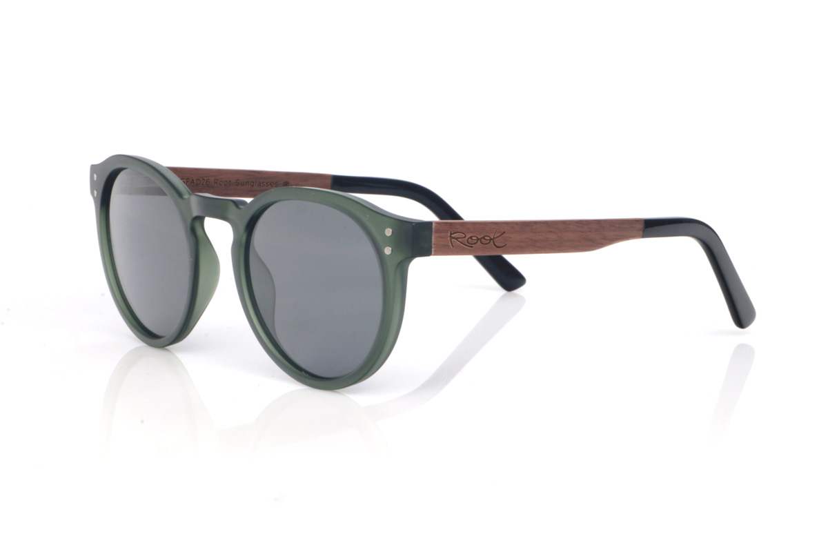 Gafas de Madera Natural de Walnut SEAN GR. Las gafas de sol de madera SEAN combinan un frontal translúcido en verde profundo, con acabado satinado y una silueta redondeada muy equilibrada y fácil de llevar. El puente suavemente marcado y los pequeños remaches laterales le dan un toque clásico con personalidad, manteniendo un look limpio y actual.

Las varillas son bicolor: madera de ébano por fuera y un interior en walnut que aporta un contraste cálido y muy elegante. Además, la patilla termina en acetato negro, para un acabado más cómodo.

Dimensiones: 142x52 mm
Calibre: 49
 Venta al Por Mayor y Detalle | Root Sunglasses® 