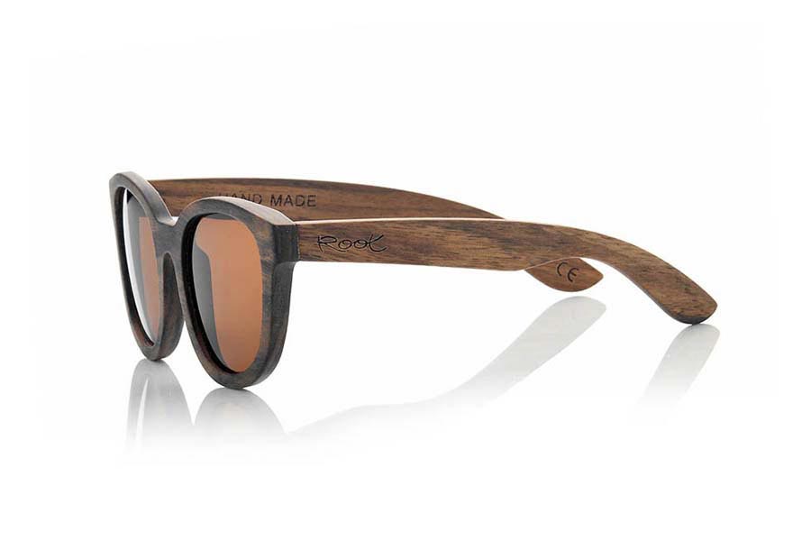 Wood eyewear of Ebony AUDREY. The Audrey Sunglasses are made of ebony wood, The Audrey is a very special model with a vintage twist grain, wood color, form and size combine to perfection in people who like models something dimensioned . Simply spectacular. Front Measure: 144x53mm for Wholesale & Retail | Root Sunglasses® 