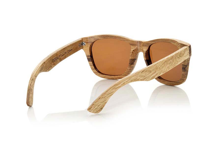 Wood eyewear of Oak TERRACOTA. Terracotta Sun glasses are made of oak wood in natural color. This hardwood light in color and veining marked blends perfectly with the classic unisex frame brown lenses are ideal for eg environments not as bright as the lens itself provides extra brightness.  Various combinations of lenses. Frontal meassure: 149x47/141x43mm for Wholesale & Retail | Root Sunglasses® 