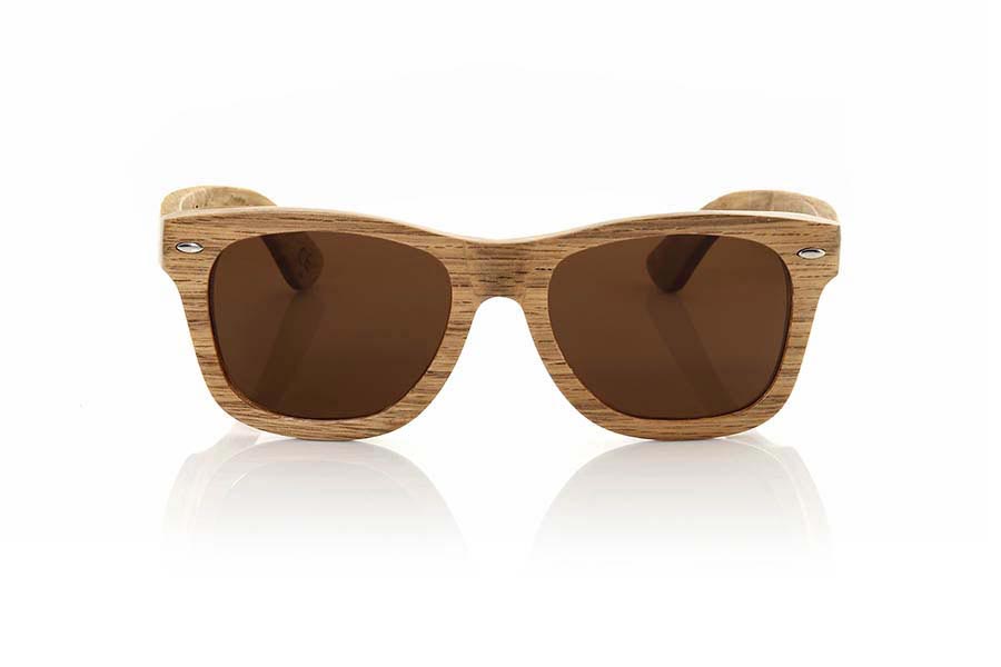 Gafas de Madera Natural de Roble TERRACOTA. Las gafas de Sol Terracota están realizadas en madera Roble en color natural. Esta madera dura de color claro y veteado marcado combina perfectamente con esta montura clásica unisex, las lentes marrones son ideales para, por ejemplo ambientes no tan luminosos, ya que la propia lente aporta un extra de luminosidad. Medida frontal:149x47/141x43mm Venta al Por Mayor y Detalle | Root Sunglasses® 