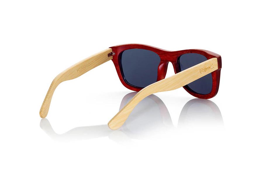 Gafas de Madera Natural de  VOLCANO S. Las gafas de sol de madera Volcano están realizadas en madera de Bambú con el frontal tintado en rojo y las varillas en bambú natural. es una montura clásica con un tamaño reducido para las personas a las que les sientan mejor las gafas más pequeñas. Medida frontal: 136x44mm Venta al Por Mayor y Detalle | Root Sunglasses® 