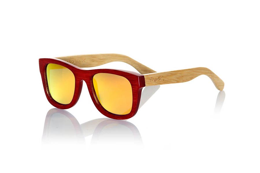 Gafas de Madera Natural de  VOLCANO S. Las gafas de sol de madera Volcano están realizadas en madera de Bambú con el frontal tintado en rojo y las varillas en bambú natural. es una montura clásica con un tamaño reducido para las personas a las que les sientan mejor las gafas más pequeñas. Medida frontal: 136x44mm Venta al Por Mayor y Detalle | Root Sunglasses® 