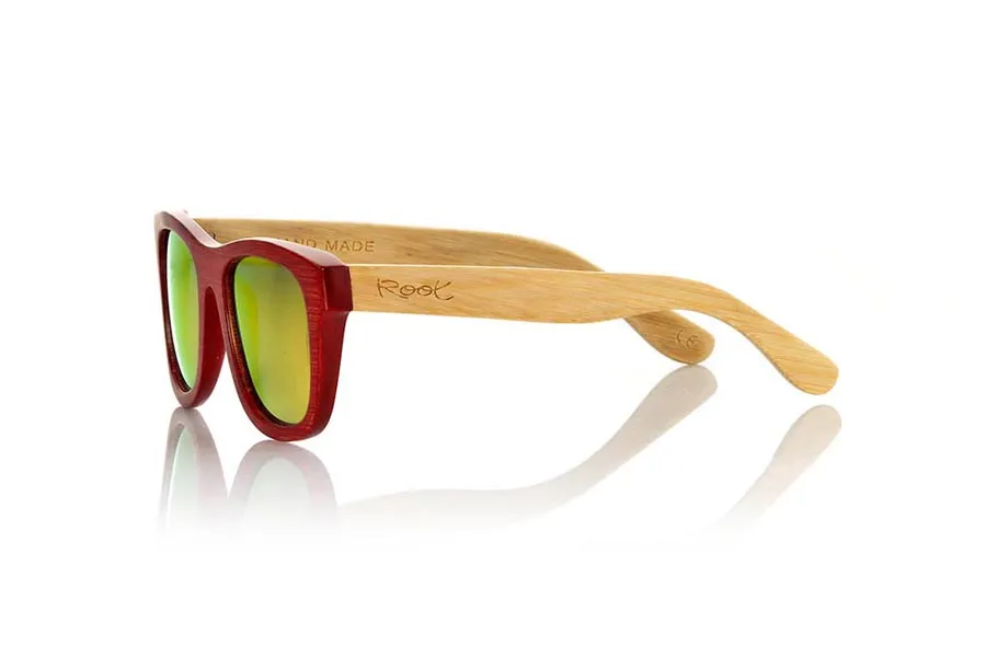 Gafas de Madera Natural de  VOLCANO S. Las gafas de sol de madera Volcano están realizadas en madera de Bambú con el frontal tintado en rojo y las varillas en bambú natural. es una montura clásica con un tamaño reducido para las personas a las que les sientan mejor las gafas más pequeñas. Medida frontal: 136x44mm Venta al Por Mayor y Detalle | Root Sunglasses® 