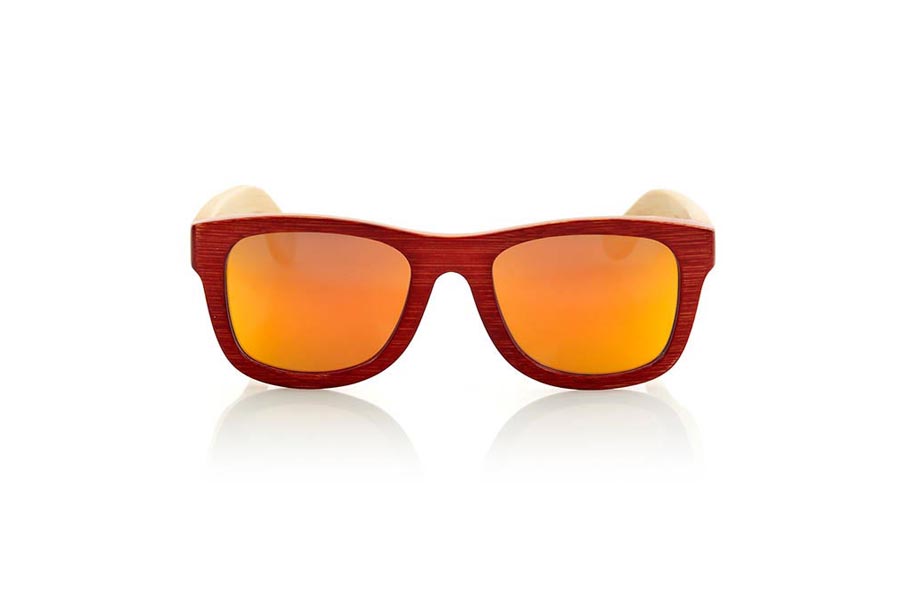 Gafas de Madera Natural de  VOLCANO S. Las gafas de sol de madera Volcano están realizadas en madera de Bambú con el frontal tintado en rojo y las varillas en bambú natural. es una montura clásica con un tamaño reducido para las personas a las que les sientan mejor las gafas más pequeñas. Medida frontal: 136x44mm Venta al Por Mayor y Detalle | Root Sunglasses® 