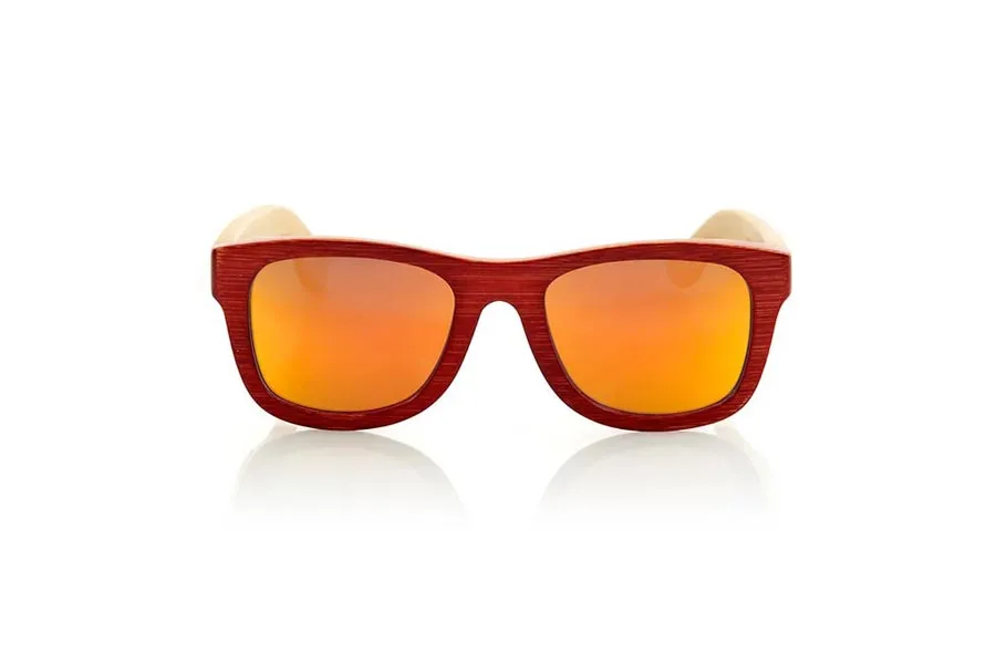 Gafas de Madera Natural de  VOLCANO S. Las gafas de sol de madera Volcano están realizadas en madera de Bambú con el frontal tintado en rojo y las varillas en bambú natural. es una montura clásica con un tamaño reducido para las personas a las que les sientan mejor las gafas más pequeñas. Medida frontal: 136x44mm Venta al Por Mayor y Detalle | Root Sunglasses® 