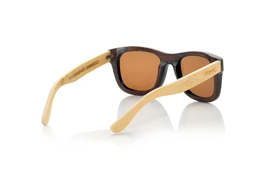 Gafas de Madera Natural de Bambú WOODHEART S. Las gafas de sol de madera Woodheart están realizadas en madera de bambú, con el frontal tintado en tonos marrones y las varillas en color bambú natural donde la veta de la madera siempre está presente,  es una montura clásica con un tamaño reducido para las personas a las que les sientan mejor las gafas más pequeñas. Medida frontal: 136x44mm Venta al Por Mayor y Detalle | Root Sunglasses® 
