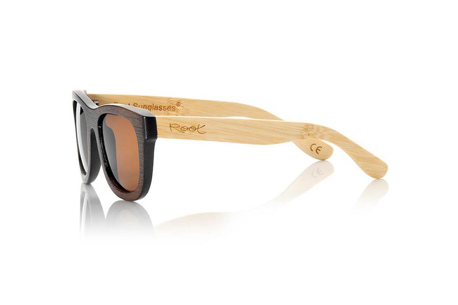 Gafas de Madera Natural de Bambú WOODHEART S. Las gafas de sol de madera Woodheart están realizadas en madera de bambú, con el frontal tintado en tonos marrones y las varillas en color bambú natural donde la veta de la madera siempre está presente,  es una montura clásica con un tamaño reducido para las personas a las que les sientan mejor las gafas más pequeñas. Medida frontal: 136x44mm Venta al Por Mayor y Detalle | Root Sunglasses® 