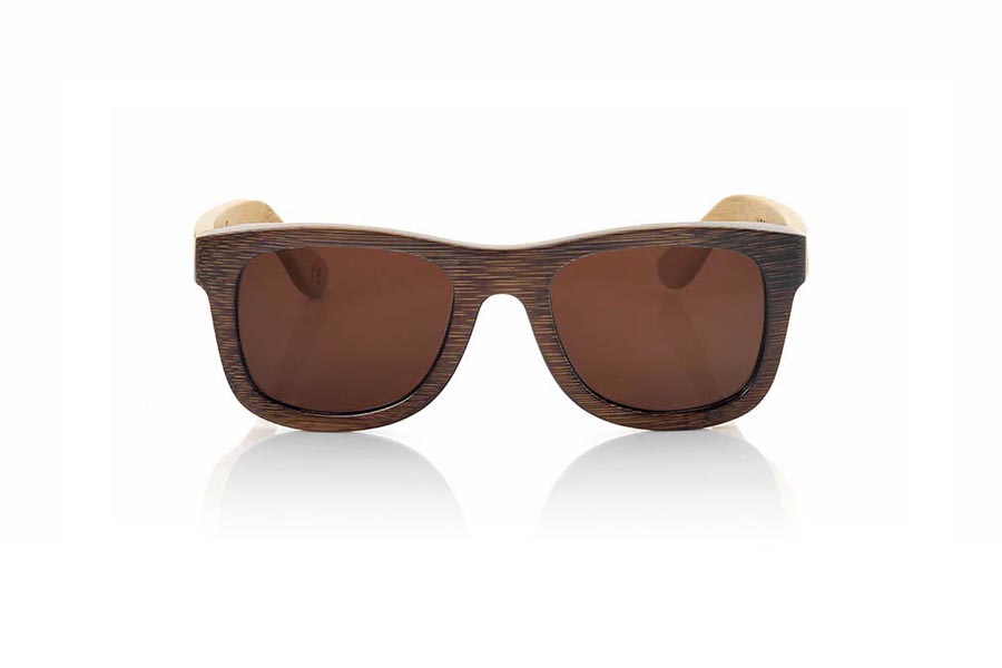 Gafas de Madera Natural de Bambú WOODHEART S. Las gafas de sol de madera Woodheart están realizadas en madera de bambú, con el frontal tintado en tonos marrones y las varillas en color bambú natural donde la veta de la madera siempre está presente,  es una montura clásica con un tamaño reducido para las personas a las que les sientan mejor las gafas más pequeñas. Medida frontal: 136x44mm Venta al Por Mayor y Detalle | Root Sunglasses® 