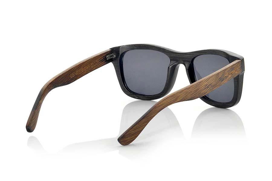 Gafas de Madera Natural de Bambú GÉNESIS. Las Gafas de Sol de Madera Génesis están realizadas en bambú teñido en dos tonos con el frontal en negro y las varillas en marrón oscuro. De formas clásicas las Génesis son un modelo unisex, elegante y discreto sin embargo no podrán dejar de mirarte. Disponible en dos tallas, la talla normal es adecuada para caras más anchas, redondas o si te gustan los modelos algo sobre dimensionados en caso contrario mejor elije el modelo un poco más pequeño.  Varias combinaciones de lentes. Medidas  140x42mm Venta al Por Mayor y Detalle | Root Sunglasses® 