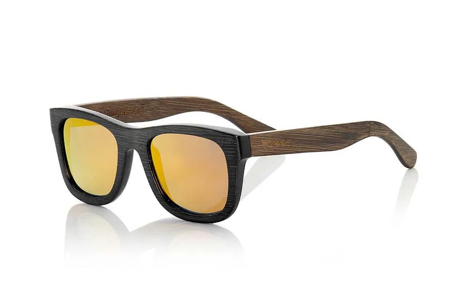 Gafas de Madera Natural de Bambú GÉNESIS. Las Gafas de Sol de Madera Génesis están realizadas en bambú teñido en dos tonos con el frontal en negro y las varillas en marrón oscuro. De formas clásicas las Génesis son un modelo unisex, elegante y discreto sin embargo no podrán dejar de mirarte. Disponible en dos tallas, la talla normal es adecuada para caras más anchas, redondas o si te gustan los modelos algo sobre dimensionados en caso contrario mejor elije el modelo un poco más pequeño.  Varias combinaciones de lentes. Medidas  140x42mm Venta al Por Mayor y Detalle | Root Sunglasses® 
