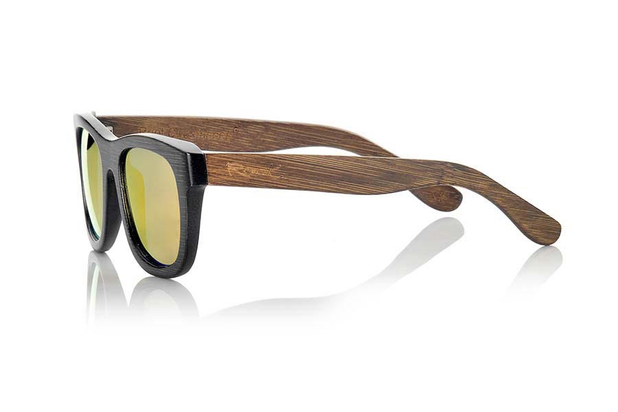 Gafas de Madera Natural de Bambú GÉNESIS. Las Gafas de Sol de Madera Génesis están realizadas en bambú teñido en dos tonos con el frontal en negro y las varillas en marrón oscuro. De formas clásicas las Génesis son un modelo unisex, elegante y discreto sin embargo no podrán dejar de mirarte. Disponible en dos tallas, la talla normal es adecuada para caras más anchas, redondas o si te gustan los modelos algo sobre dimensionados en caso contrario mejor elije el modelo un poco más pequeño.  Varias combinaciones de lentes. Medidas  140x42mm Venta al Por Mayor y Detalle | Root Sunglasses® 