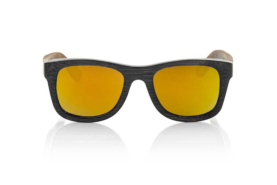 Gafas de Madera Natural de Bambú GÉNESIS. Las Gafas de Sol de Madera Génesis están realizadas en bambú teñido en dos tonos con el frontal en negro y las varillas en marrón oscuro. De formas clásicas las Génesis son un modelo unisex, elegante y discreto sin embargo no podrán dejar de mirarte. Disponible en dos tallas, la talla normal es adecuada para caras más anchas, redondas o si te gustan los modelos algo sobre dimensionados en caso contrario mejor elije el modelo un poco más pequeño.  Varias combinaciones de lentes. Medidas  140x42mm Venta al Por Mayor y Detalle | Root Sunglasses® 