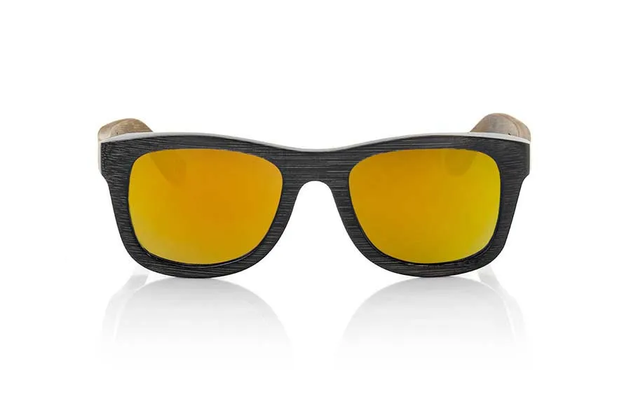 Gafas de Madera Natural de Bambú GÉNESIS. Las Gafas de Sol de Madera Génesis están realizadas en bambú teñido en dos tonos con el frontal en negro y las varillas en marrón oscuro. De formas clásicas las Génesis son un modelo unisex, elegante y discreto sin embargo no podrán dejar de mirarte. Disponible en dos tallas, la talla normal es adecuada para caras más anchas, redondas o si te gustan los modelos algo sobre dimensionados en caso contrario mejor elije el modelo un poco más pequeño.  Varias combinaciones de lentes. Medidas  140x42mm Venta al Por Mayor y Detalle | Root Sunglasses® 