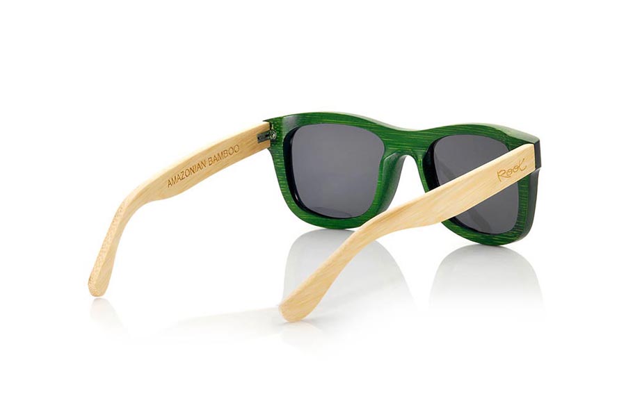 Gafas de Madera Natural de Bambú AMAZONIAN S. Las gafas de sol Amazonian están realizadas en madera de bambú combinando el frontal tintado en verde con las varillas en bambú natural, es una montura clásica con un tamaño reducido para las personas a las que les sientan mejor las gafas más pequeñas. Las Amazonian son una apuesta en verde que mantiene limpia tu mirada. Medida Frontal: 136x44mm Venta al Por Mayor y Detalle | Root Sunglasses® 