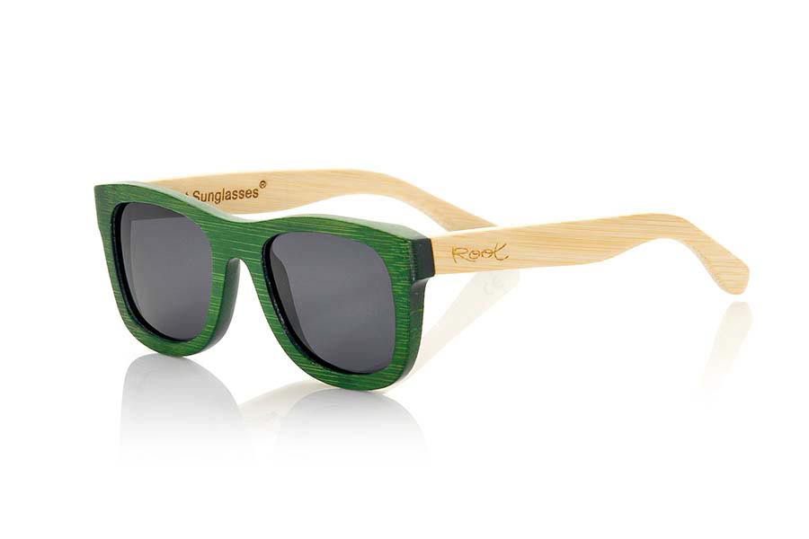 Wood eyewear of Bamboo AMAZONIAN. The Amazonian sunglasses are made of bamboo wood combining the green tinted front with the natural bamboo sideburns, it is a classic frame of a size that adapts well to all types of faces of both men and women. The Amazonians are a green bet that keeps your eyes clean. Frontal Measurement: 147x50mm for Wholesale & Retail | Root Sunglasses® 