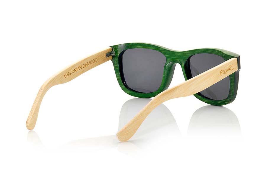 Wood eyewear of Bamboo AMAZONIAN. The Amazonian sunglasses are made of bamboo wood combining the green tinted front with the natural bamboo sideburns, it is a classic frame of a size that adapts well to all types of faces of both men and women. The Amazonians are a green bet that keeps your eyes clean. Frontal Measurement: 147x50mm for Wholesale & Retail | Root Sunglasses® 