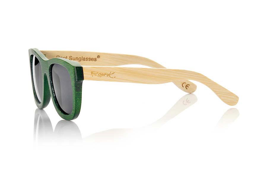 Wood eyewear of Bamboo AMAZONIAN. The Amazonian sunglasses are made of bamboo wood combining the green tinted front with the natural bamboo sideburns, it is a classic frame of a size that adapts well to all types of faces of both men and women. The Amazonians are a green bet that keeps your eyes clean. Frontal Measurement: 147x50mm for Wholesale & Retail | Root Sunglasses® 