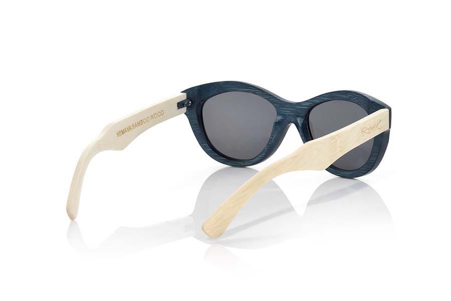 Gafas de Madera Natural de Bambú YEMAYÁ. Las gafas de sol de madera Yemayá están realizadas en madera de bambú con el frontal tintado de azul profundo patillas bambú natural y lentes azul espejo, lineas sugerentes en un estilo moderno, atrevido donde sentirse a resguardo de las otras miradas indiscretas. Medidas 142x50mm Venta al Por Mayor y Detalle | Root Sunglasses® 