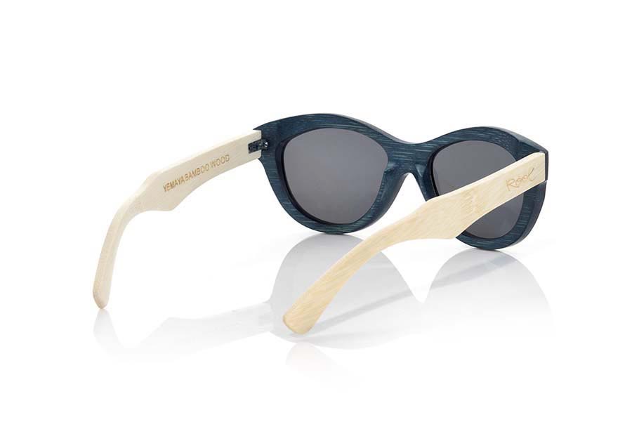 Gafas de Madera Natural de Bambú YEMAYÁ. Las gafas de sol de madera Yemayá están realizadas en madera de bambú con el frontal tintado de azul profundo varillas bambú natural y lentes azul espejo, lineas sugerentes en un estilo moderno, atrevido donde sentirse a resguardo de las otras miradas indiscretas. Medidas 142x50mm Venta al Por Mayor y Detalle | Root Sunglasses® 