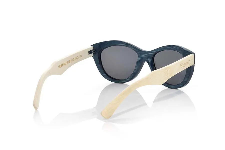 Gafas de Madera Natural de Bambú YEMAYÁ. Las gafas de sol de madera Yemayá están realizadas en madera de bambú con el frontal tintado de azul profundo varillas bambú natural y lentes azul espejo, lineas sugerentes en un estilo moderno, atrevido donde sentirse a resguardo de las otras miradas indiscretas. Medidas 142x50mm Venta al Por Mayor y Detalle | Root Sunglasses® 