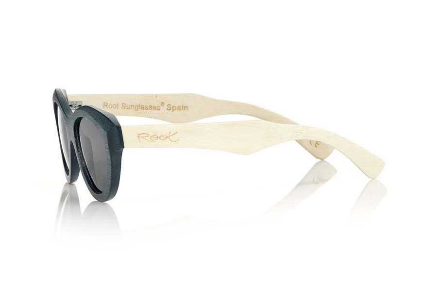 Gafas de Madera Natural de Bambú YEMAYÁ. Las gafas de sol de madera Yemayá están realizadas en madera de bambú con el frontal tintado de azul profundo patillas bambú natural y lentes azul espejo, lineas sugerentes en un estilo moderno, atrevido donde sentirse a resguardo de las otras miradas indiscretas. Medidas 142x50mm Venta al Por Mayor y Detalle | Root Sunglasses® 